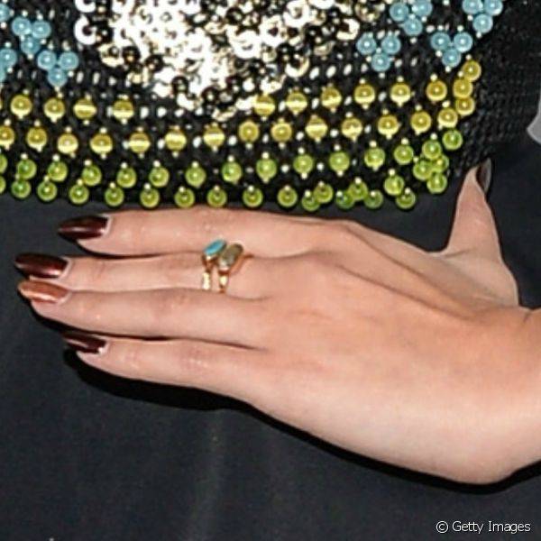 Em abril de 2013, a cantora apostou no estilo filha única para participar de um evento na Califórnia. Nas cores, Selena optou por pintar a maioria das unhas com marrom cintilante e deixou o dourado para o dedo anelar